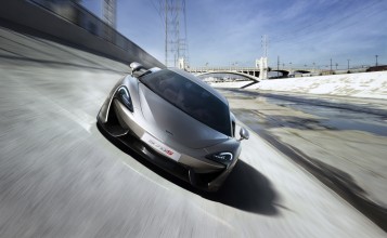 McLaren 570S на скорости