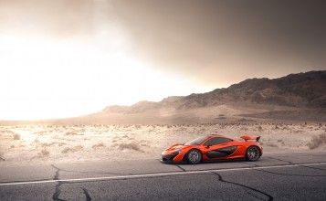 McLaren P1 на пустынной дороге