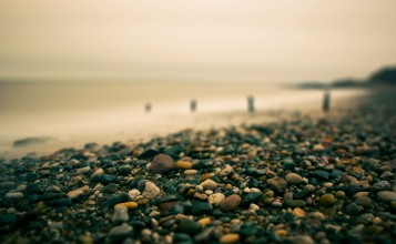 Мелкие камни на пляже