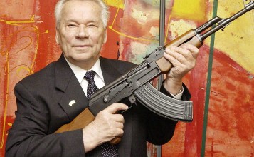 Михаил Калашников с автоматом