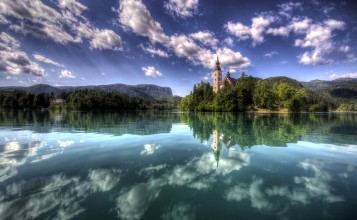 Монастырь на острове в Словении