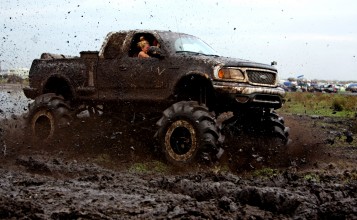 Монстр-трак Ford в грязи