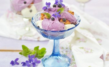 Мороженое с ягодами и украшенное цветками