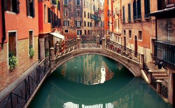 Мостик через канал в Венеции