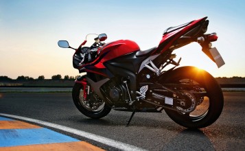 Мотоцикл Honda на фоне заката