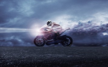 Мотоциклист на высокой скорости