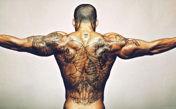 Мужчина с татуировками на спине