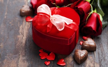 Мягкая коробочка в форме сердца, розы и конфеты