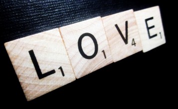 Надпись Love на деревянных квадратах