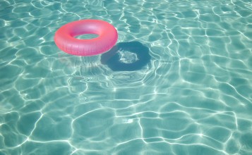Надувной круг в бассейне