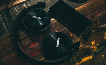 Наушники Philips и смартфон