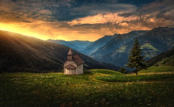 Небольшая церковь на лугу в горах