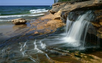 Небольшой водопад у моря