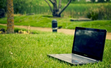 Ноутбук на траве