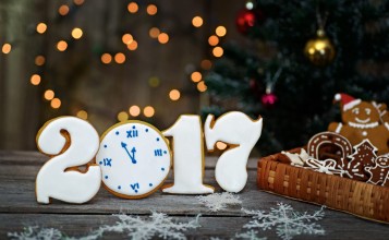 Новый год 2017, надпись и часы из печенья