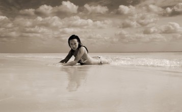 Оливия Уайлд на пляже у моря