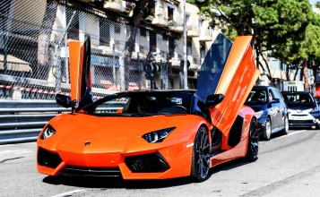 Оранжевая Lamborghini Aventador с открытыми дверями