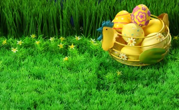 Пасхальные яйца на траве