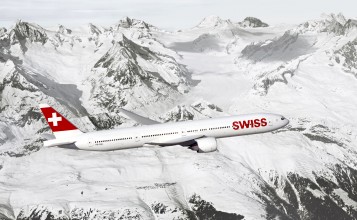 Пассажирский самолет над заснеженными горами