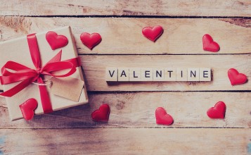 Подарок и надпись Valentine с сердечками