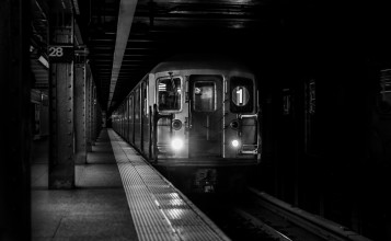 Поезд в темном метро