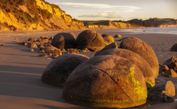 Полукруглые камни на пляже