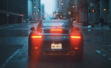 Porsche 911 Carrera на улице под дождем