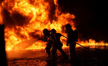 Пожарные борются с огнем