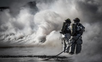 Пожарные в дыму