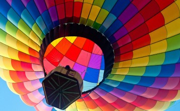 Разноцветный воздушный шар, вид снизу