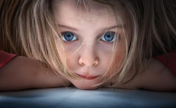 Ребенок блондинка с голубыми глазами