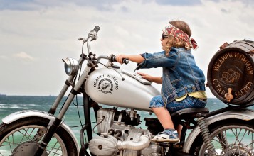 Ребенок на мотоцикле