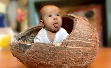 Ребенок в кокосе
