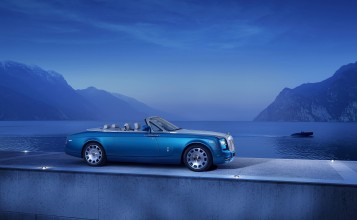 Rolls-Royce Phantom с открытым верхом у воды