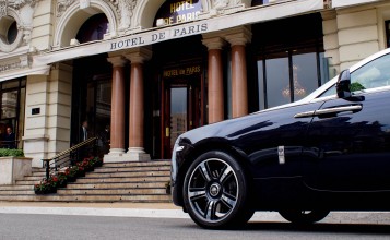 Rolls-Royce возле отеля в Монако