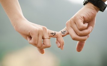 Руки влюбленных с одинаковыми тату