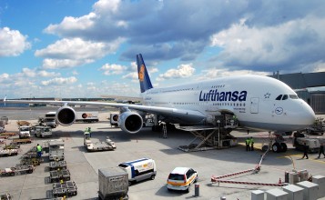 Самолет Lufthansa в аэропорту
