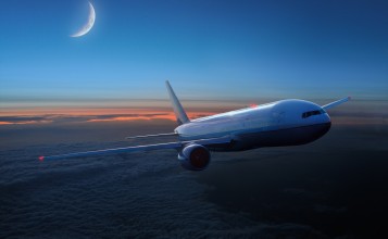 Самолет в вечернем небе