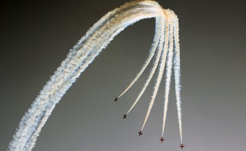 Самолеты пускают дым в небе