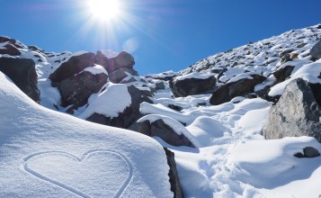 Сердце нарисовано на снегу в горах