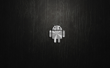 Серебристый значок Android на темном фоне