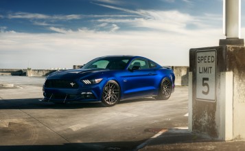Синий Ford Mustang GT