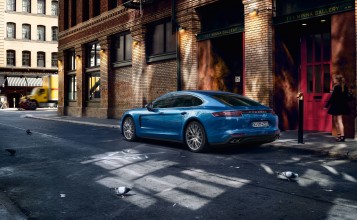 Синий Porsche Panamera на улице