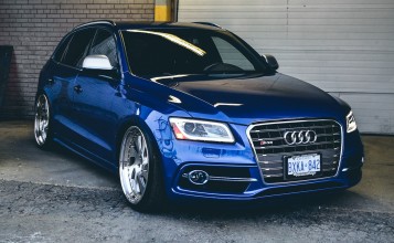 Синяя Audi SQ5