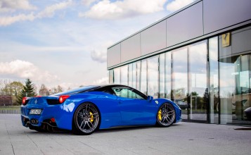 Синяя Ferrari 458 Italia