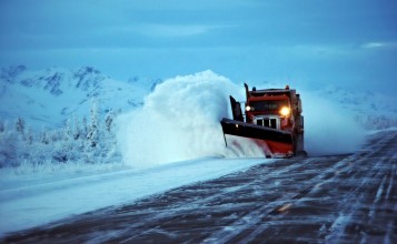 Снегоуборочный грузовик на дороге