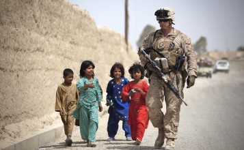 Солдат с детьми
