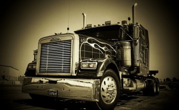 Старый грузовик Freightliner