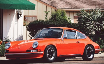 Старый оранжевый Porsche 911