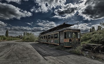 Старый разбитый вагон